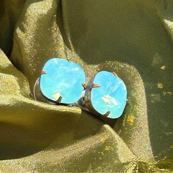 ✨Caribbean turquoise colored water in an earring! Iridescent & faceted posts - Picture 3 of 5